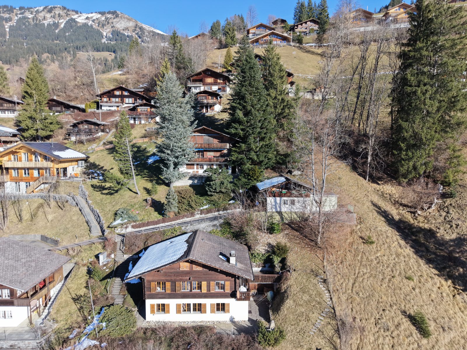 Drohnenaufnahme von Chalets in Berglandschaft